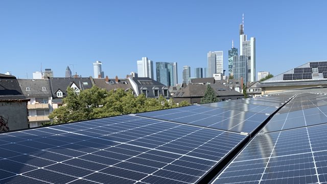 Solaranlage auf dem Dach der Textorschule in Sachsenhausen. Blick auf die Frankfurter Skyline.