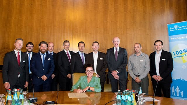 Umweltdezernentin Rosemarie Heilig unterzeichnet im Rahmen des LEEN-Netzwerks die Zielvereinbarung. Umweltdezernentin Rosemarie Heilig unterzeichnet im Rahmen des LEEN-Netzwerks die Zielvereinbarung.