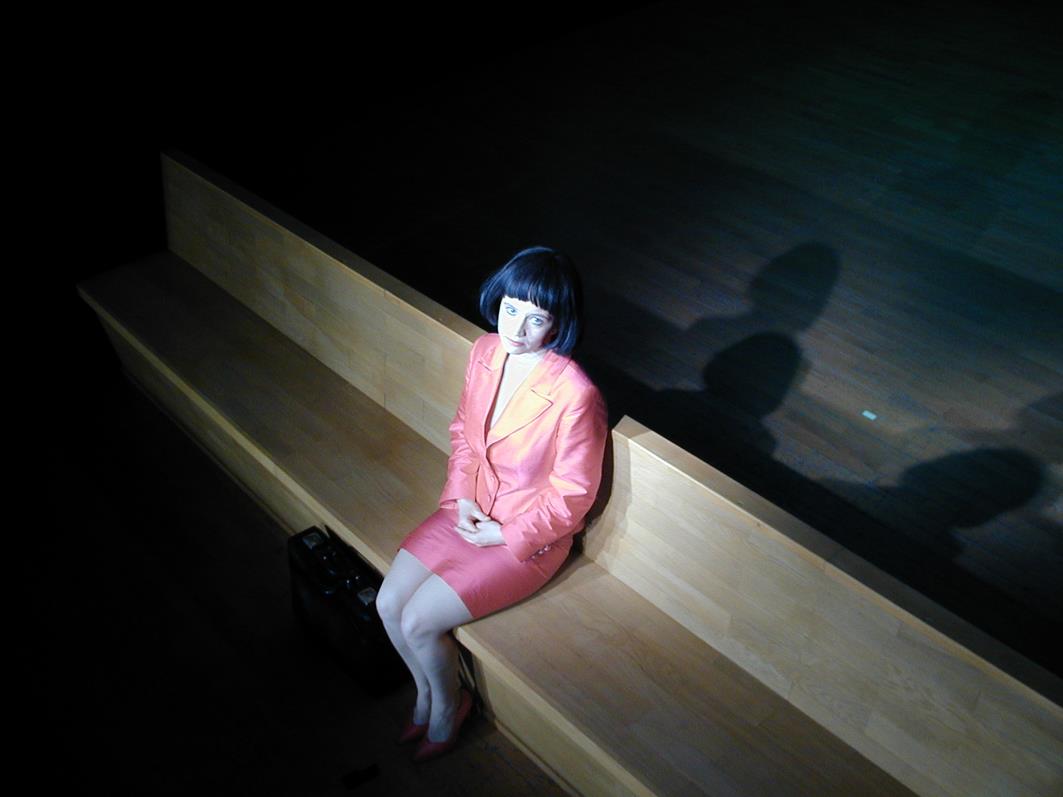 Freies Schauspiel Ensemble, eine Frau sitzt auf der Bank auf der Bühne