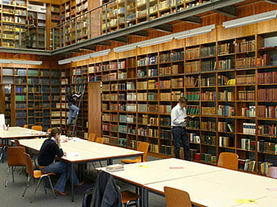 Universitätsbibliothek Lesesaal innen