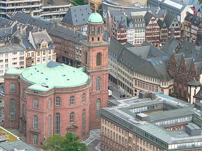 Die Paulskirche, im Hintergrund die Fachwerkhauszeile am Römerberg