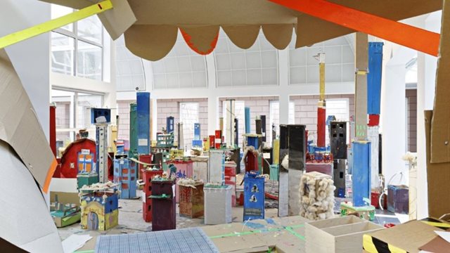 Aus bemalten Kisten und weiteren Materialien gebautes Stadtmodell im Foyer des Deutschen Architekturmuseums