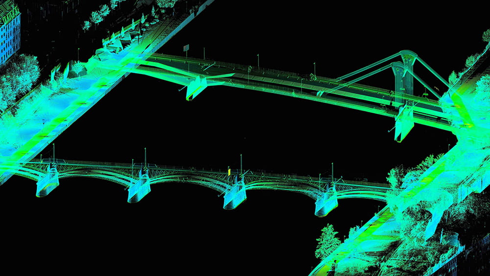 Ein terrestrischer Laserscan einer Beweissicherungsmessung der Mainbrücken. Zu sehen ist die Ignatz-Bubis-Brücke, dargestellt in grün-blau vor einem schwarzen Hintergrund.