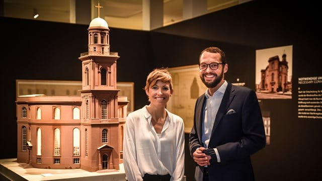 Andrea Lotz-Bauscher und Jan Schneider Andrea Lotz-Bauscher, Leiterin der Stabsstelle Paulskirche und Jan Schneider, Dezernent für Bau und Immobilein