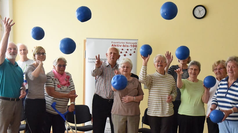Seniorinnen und Senioren in der Aktiv-bis-100-Bewegungsgruppe in Enkheim, mit Bällen
