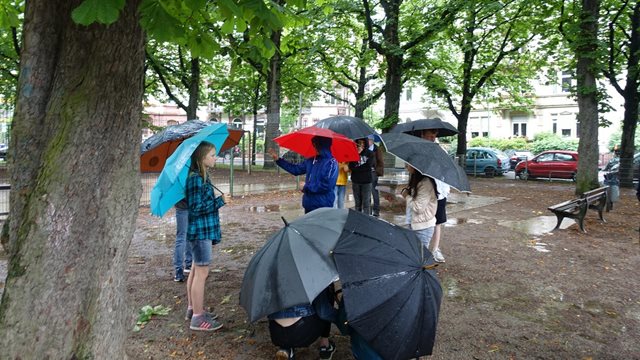 SEP Nordend 2019, Begehung mit Schüler:innen mit Regenschirmen