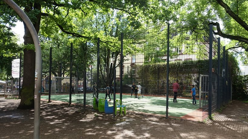 SEP Nordend 2019, Blick auf den Glauburgplatz: Umzäuntes Sportfeld unter Bäumen
