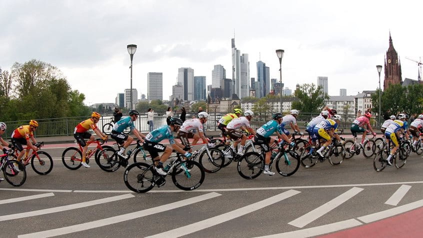 Radklassiker Eschborn-Frankfurt, auf dem Mainbrücke, im Hintergrund die Skyline