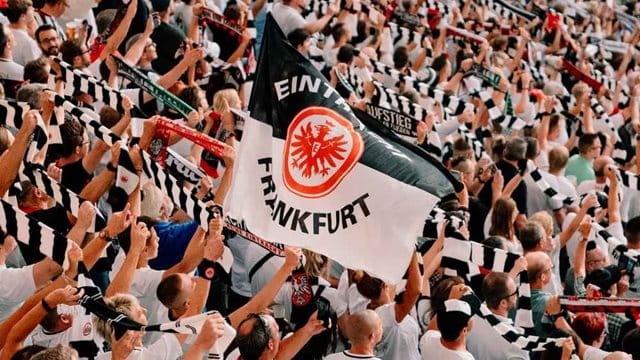 Eintracht Fans mit Fahne