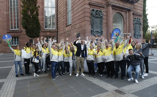 Alex Meier, Botschafter der EURO 2024 für Frankfurt, mit Volunteers vor der Paulskirche