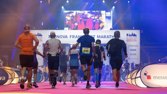 Mainova Frankfurt Marathon, Zieleinlauf über den roten Teppich in der Festhalle