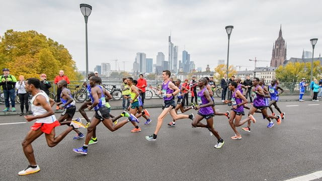 Marathon-Eliteläufer, 2016, vor der Skyline