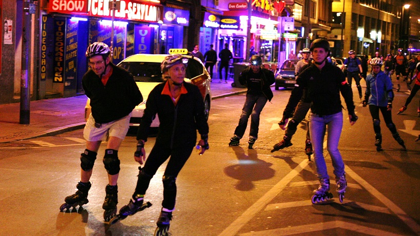 Abends auf Inline Skates unterwegs in hell erleuchteten Frankfurter Straßen