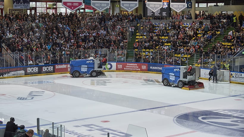 Eissporthalle Frankfurt, Pause beim Eishockeyspiel: Zwei Eismaschinen glätten die Eisfläche