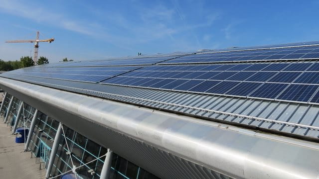 Solarzellen auf dem Dach der Ballsporthalle Frankfurt