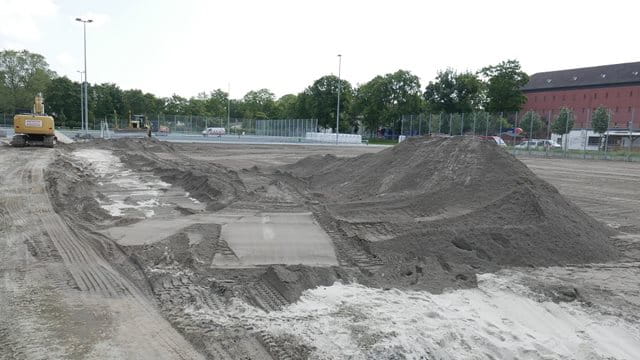 Bau des Kunstrasen-Spielfeldes auf der städtischen Sportanlage Ackermannwiese