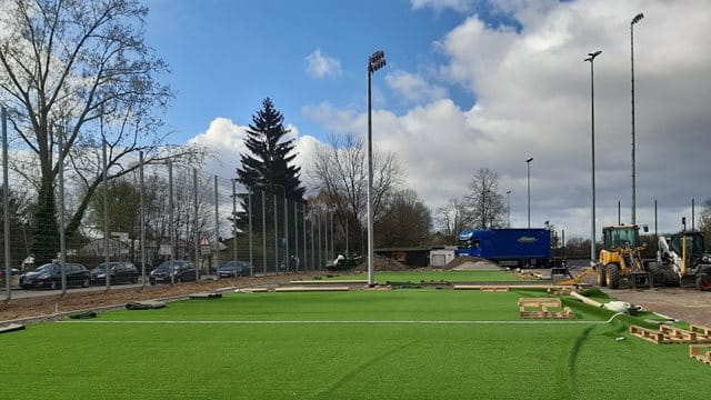 Bau eines Kunstrasenfeldes auf der städtischen Sportanlage Niedwiesenstraße