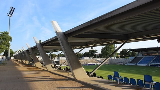 Stadion am Bornheimer Hang, Tribüne