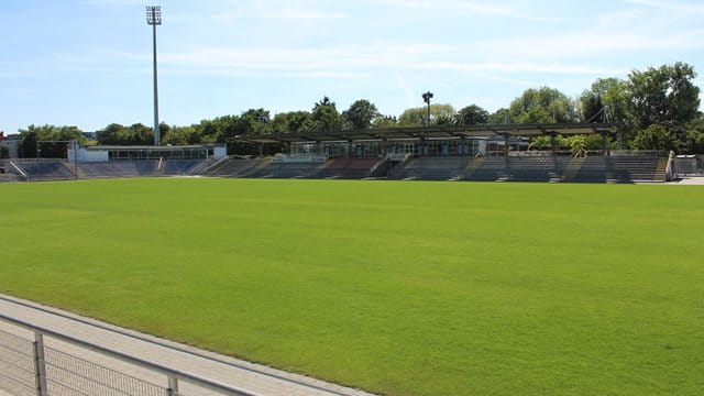 Stadion am Brentanobad, Rasenplatz, Haupttribüne