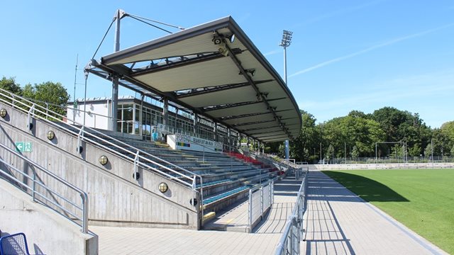 Stadion am Brentanobad, Haupttribüne