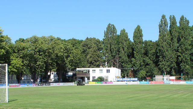 Sportanlage Höchst, Rasenfeld Vereinshaus