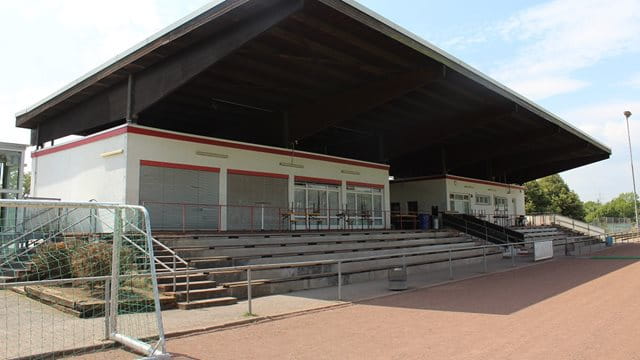 Sportanlage Nieder-Eschbach, Tribüne