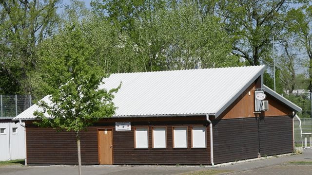 Sportanlage Sandhöfer Wiese, Niederrad, Funktionsgebäude