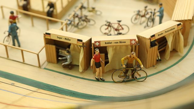 Exponat im Sportmuseum: Conté-Modell der 6-Tage-Radrennbahn in der Frankfurter Festhalle (1960er Jahre)