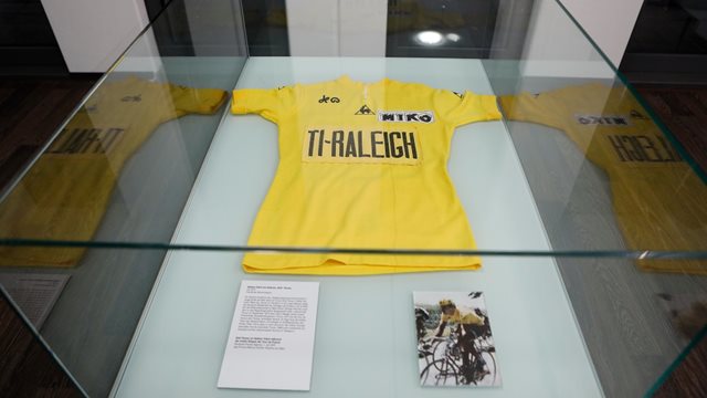 Exponat im Frankfurter Sportmuseum: Das Gelbe Trikot von Dietrich "Didi" Thurau, Tour de France 1977