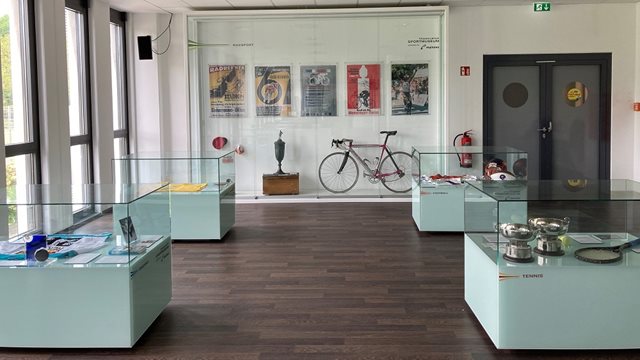 Vitrinen im Frankfurter Sportmuseum