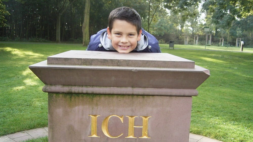 Junge auf dem Ich-Denkmal