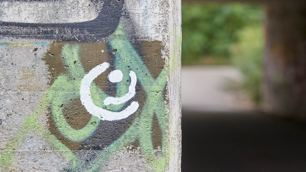 GrünGürtel-Rundwanderweg-Wegweiser auf Graffiti