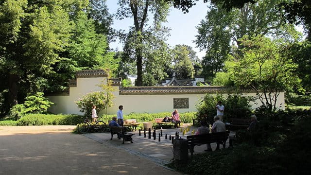 Schachspiel vor dem Chinesischen Garten