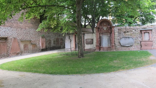 Grabstätten im Peterskirchhof