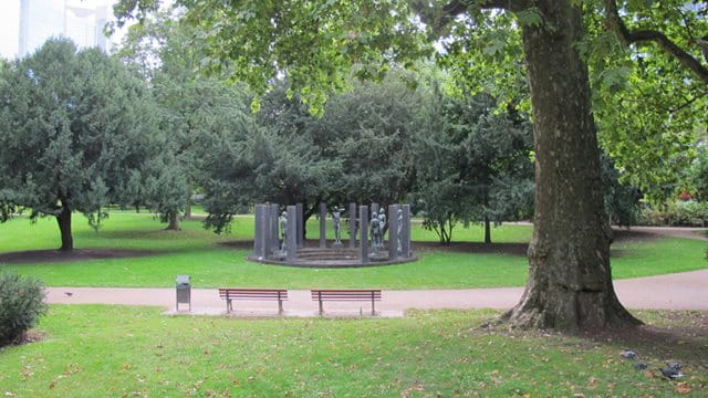 Sitzbänke im Rothschilspark