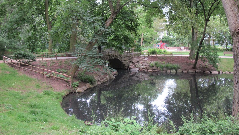 Teich mit Zierbrücke im Von-Bernus-Park