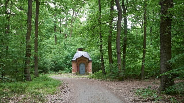 Im Unterwald steht ein historisches Brunnenhäuschen