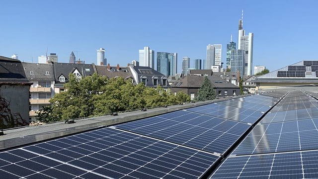 Solarpanelen auf dem Dach der Textorschule in Frankfurt