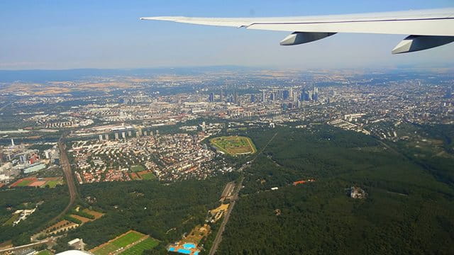 Flugzeugtragfläche mit Frankfurter Stadtgebiet