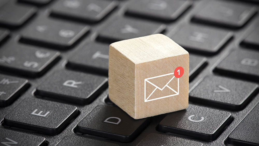 E-Mail-Symbol aus Holz auf Tastatur