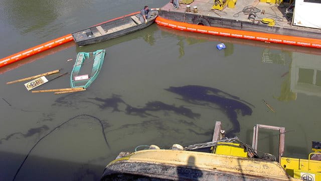 Gekentertes Boot mit Ölschlieren Gekentertes Boot mit Ölschlieren