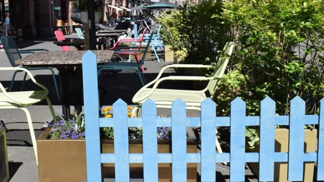 Stühle, Tische und Pflanzen - Teil einer Nachbarschaftsstraße?