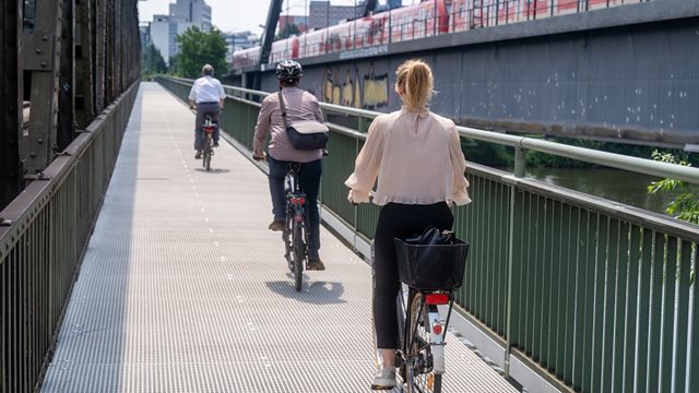 Foto: Eröffnung des Steg Niederräder Brücke für Fußgänger und Radfahrer.