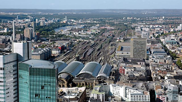 Luftbild des Frankfurter Hauptbahnhofs mit Bahnschinen 