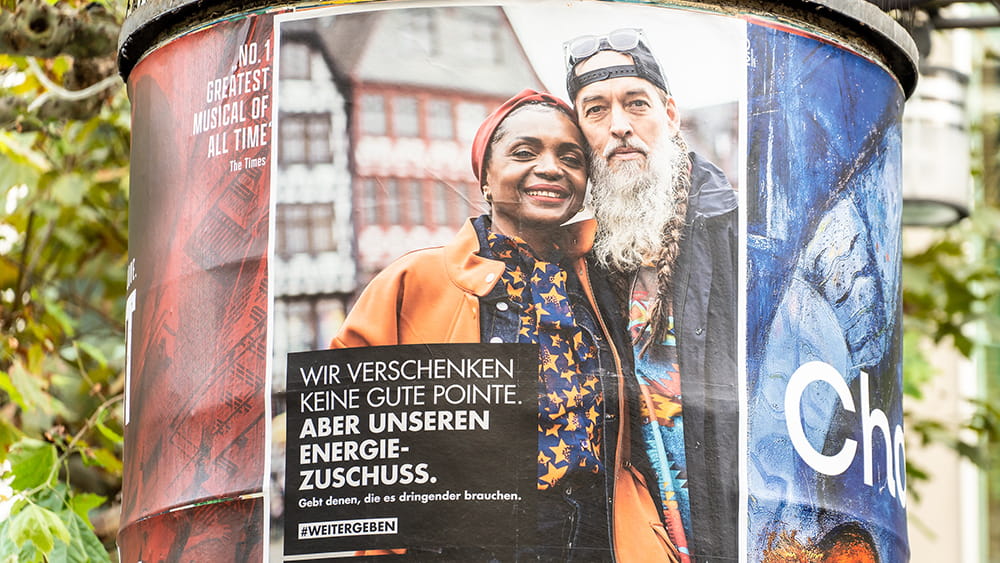 Ein Plakat der Kampagne #weitergeben; Foto: Holger Menzel