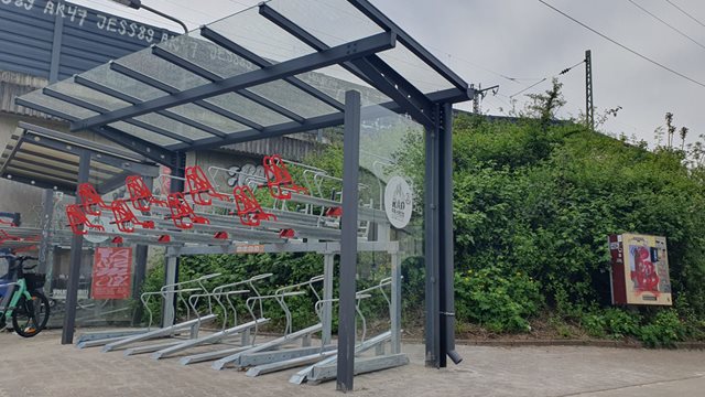 Die neue Doppelstockanlage für Fahrräder am Lokalbahnhof, Foto: Stadt Frankfurt am Main