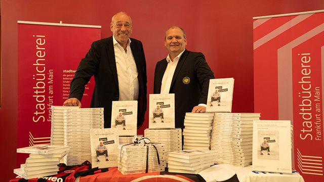 (v. l. n. r.) Peter Fischer und Mathias Beck hinter den 120 Exemplaren des Buches „Sonnys Geschichte – Von Ausgrenzung und Eintracht“