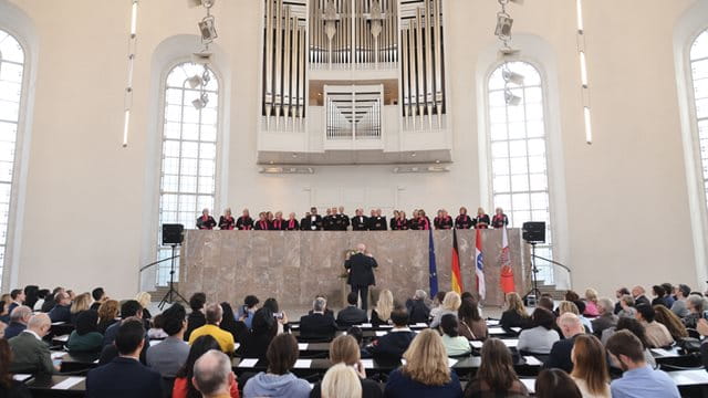 Zum musikalischen Ausklang der Einbürgerungsfeier wurde die Frankfurter Hymne gesungen, Foto: Maik Reuß