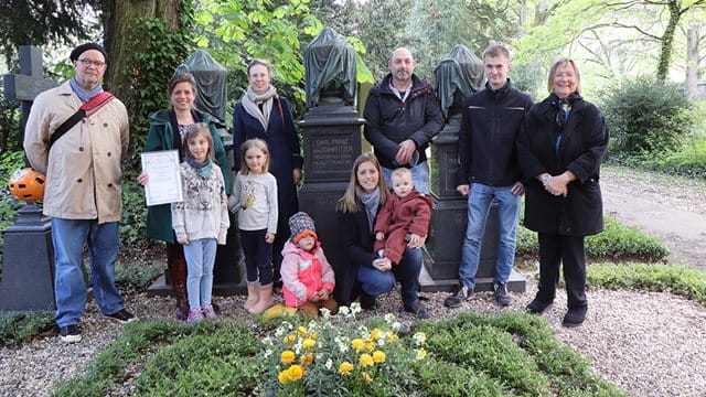 Björn Wissenbach (Denkmalbeirat), die Grabpatin mit ihrer Familie, Mark Pietsch und Dominik Leffringhausen (Grünflächenamt) sowie Linda Reitz und Dr. Andrea Hampel (Denkmalamt); Foto: Elke Sichert.