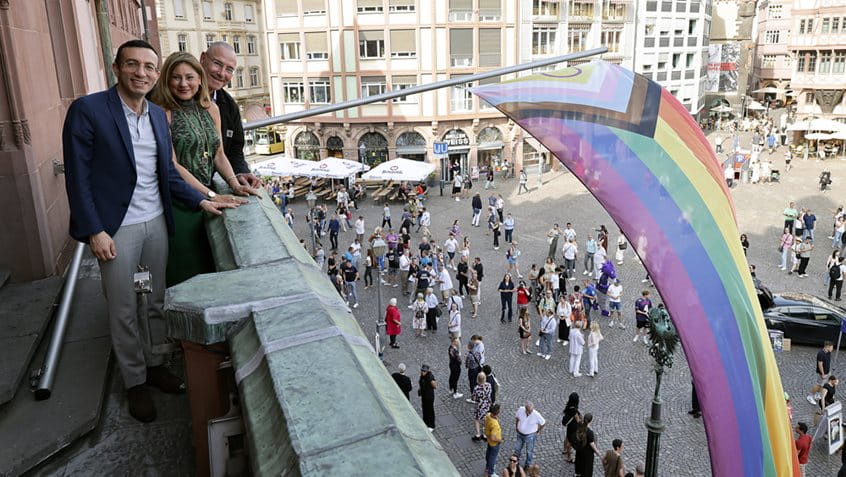 Mike Josef, Nargess Eskandari-Grünberg und Christian Setzepfandt hissen die Pride Flagge, Foto: Bernd Georg